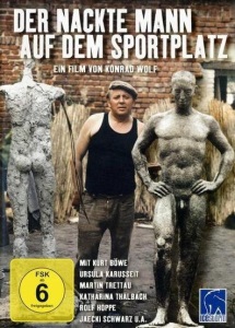 Der nackte Mann auf dem Sportplatz